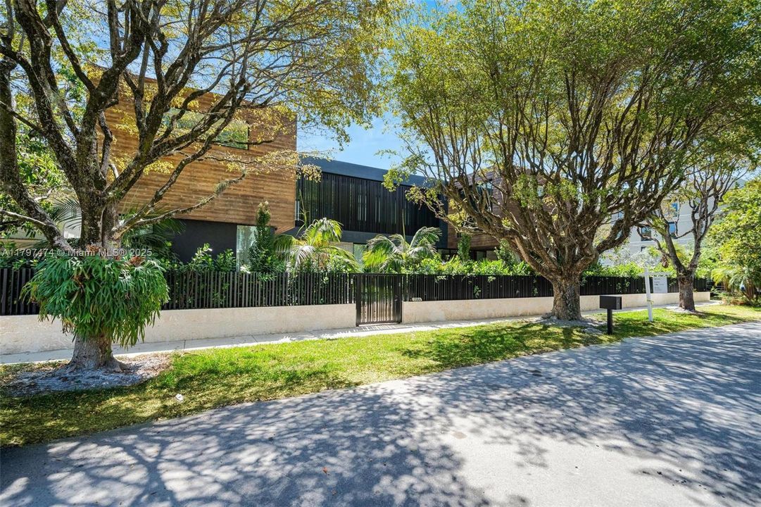 Active With Contract: $6,149,000 (4 beds, 4 baths, 0 Square Feet)