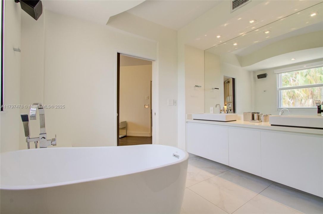 For Sale: $1,995,000 (3 beds, 3 baths, 1830 Square Feet)