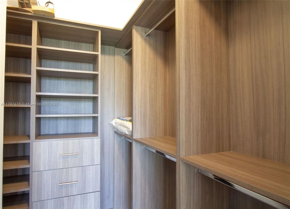 For Sale: $1,995,000 (3 beds, 3 baths, 1830 Square Feet)