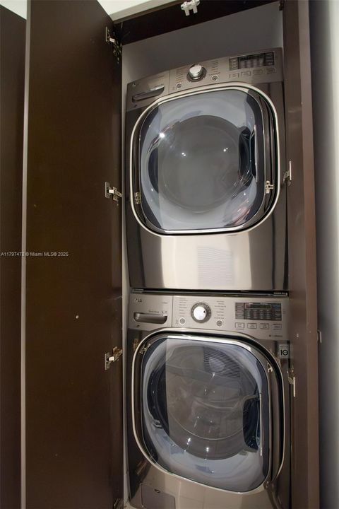 For Sale: $1,995,000 (3 beds, 3 baths, 1830 Square Feet)