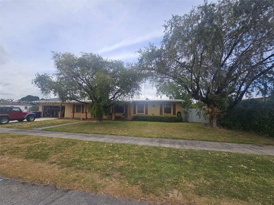 Recently Sold: $735,000 (3 beds, 1 baths, 1919 Square Feet)