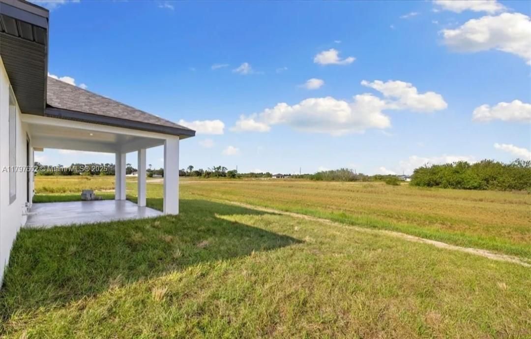 Recently Rented: $2,400 (3 beds, 2 baths, 1557 Square Feet)