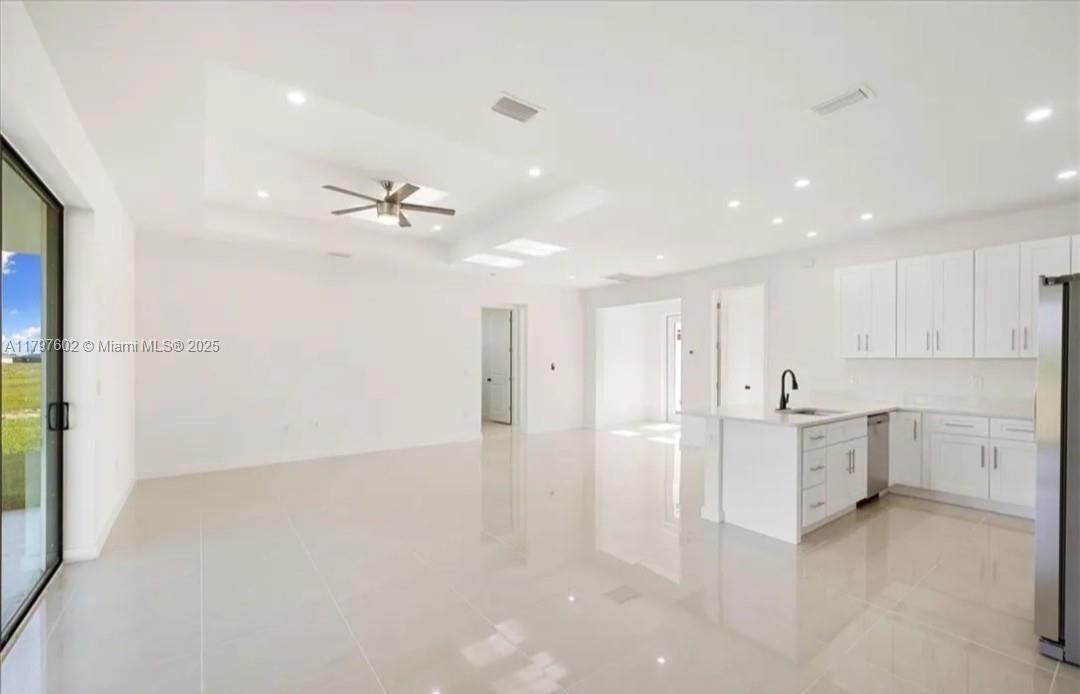 Recently Rented: $2,400 (3 beds, 2 baths, 1557 Square Feet)