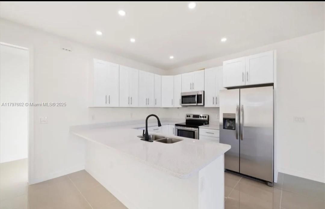 Recently Rented: $2,400 (3 beds, 2 baths, 1557 Square Feet)