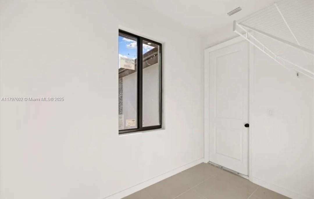 Recently Rented: $2,400 (3 beds, 2 baths, 1557 Square Feet)