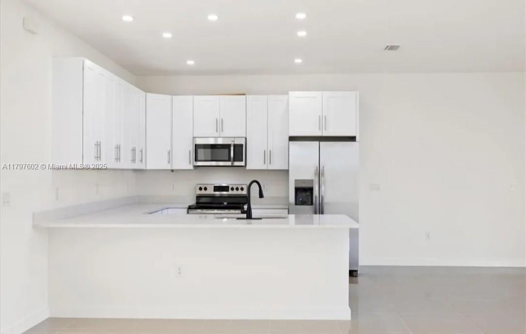 Recently Rented: $2,400 (3 beds, 2 baths, 1557 Square Feet)