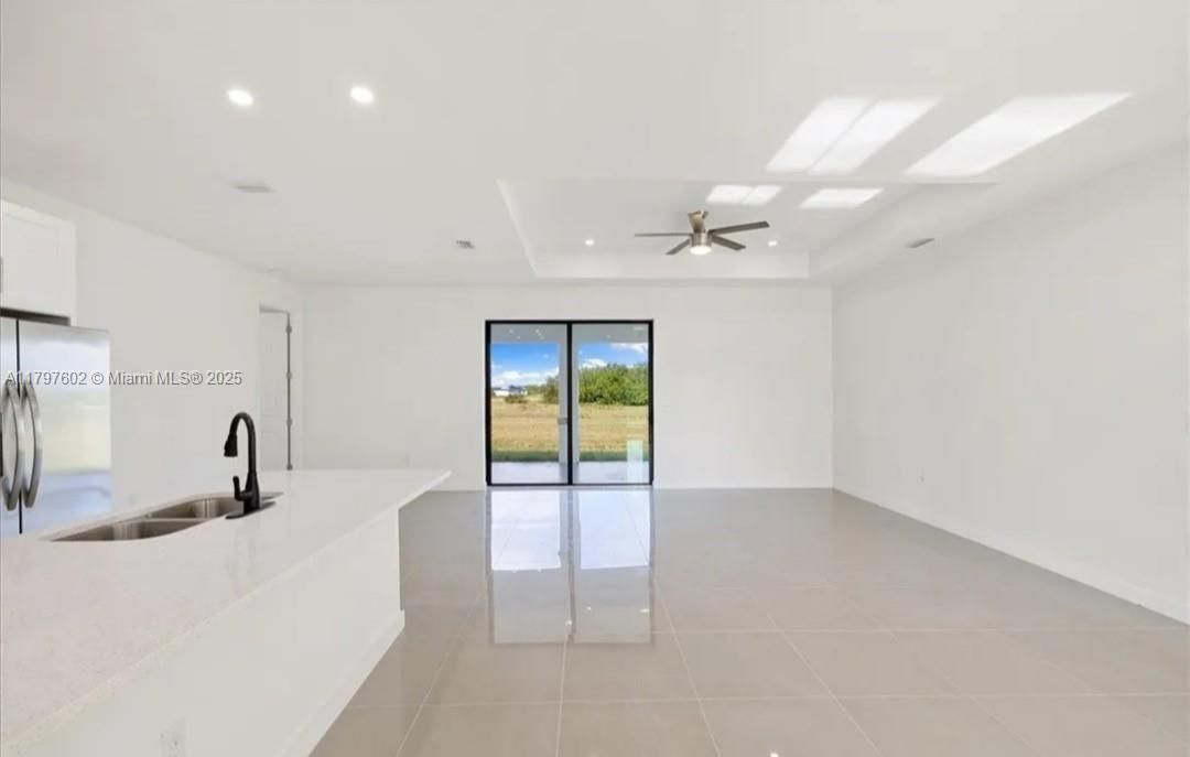 Recently Rented: $2,400 (3 beds, 2 baths, 1557 Square Feet)