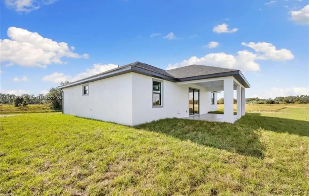 Recently Rented: $2,400 (3 beds, 2 baths, 1557 Square Feet)