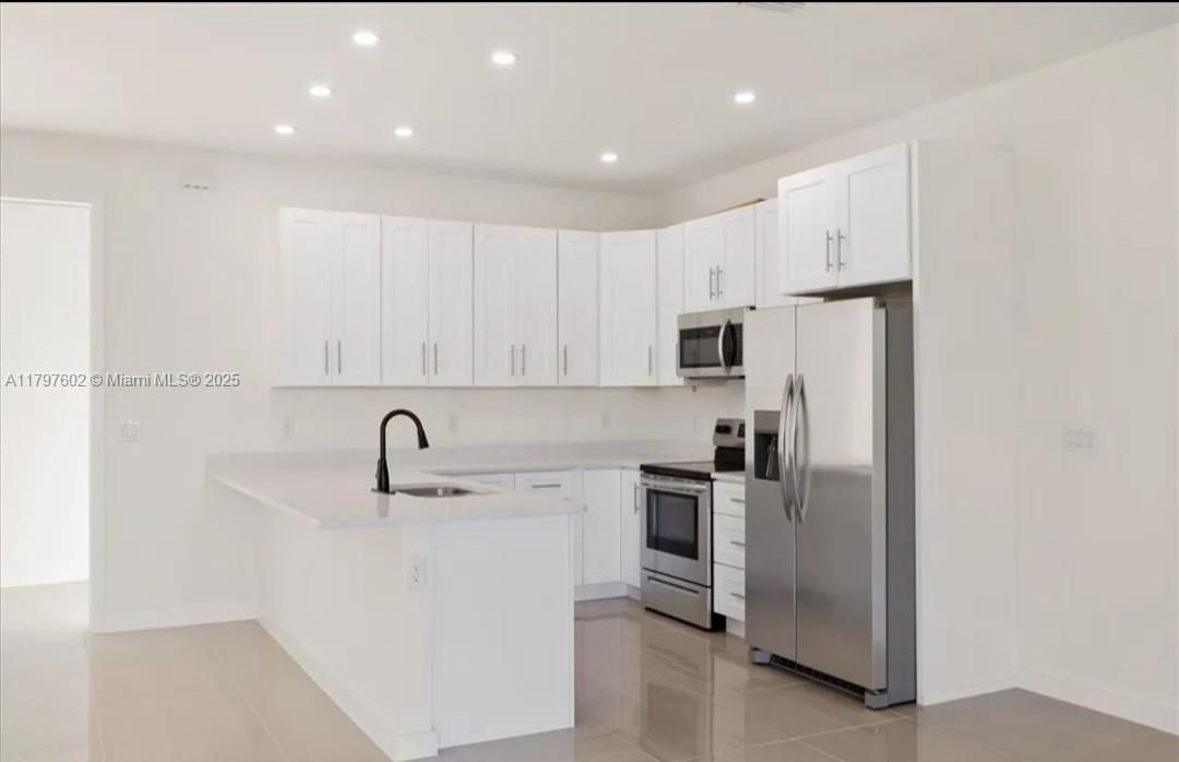 Recently Rented: $2,400 (3 beds, 2 baths, 1557 Square Feet)