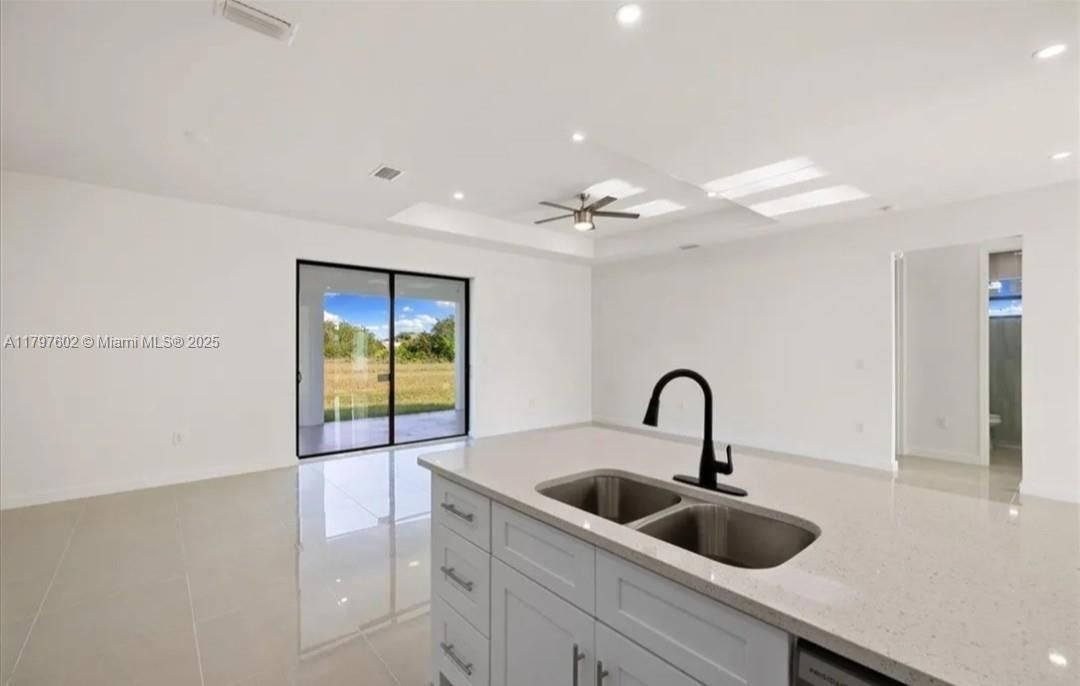 Recently Rented: $2,400 (3 beds, 2 baths, 1557 Square Feet)