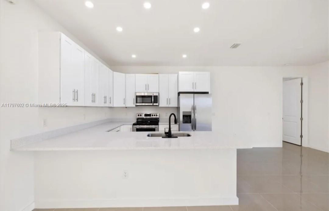 Recently Rented: $2,400 (3 beds, 2 baths, 1557 Square Feet)