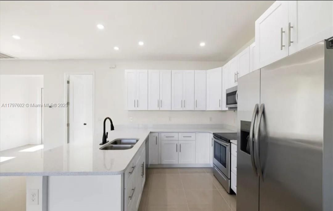 Recently Rented: $2,400 (3 beds, 2 baths, 1557 Square Feet)