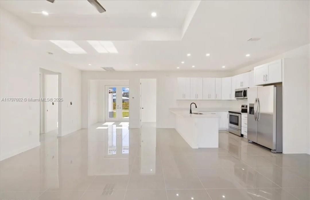 Recently Rented: $2,400 (3 beds, 2 baths, 1557 Square Feet)