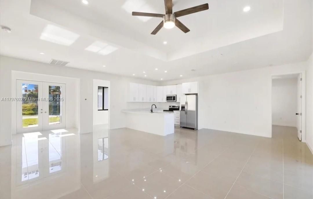 Recently Rented: $2,400 (3 beds, 2 baths, 1557 Square Feet)