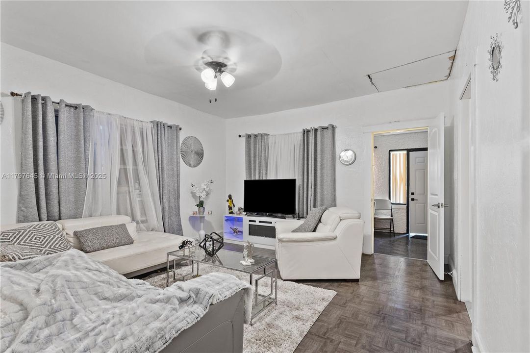 На продажу: $1,200,000 (3 спален, 1 ванн, 1372 Квадратных фут)