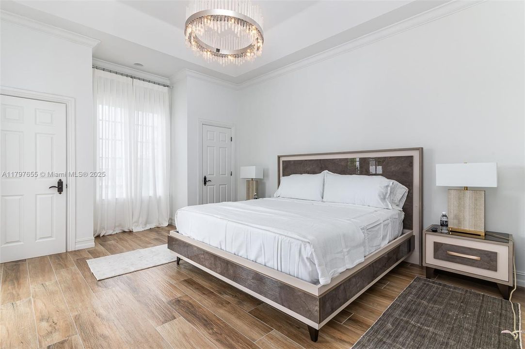 出租: $25,000 (7 贝兹, 7 浴室, 5807 平方英尺)