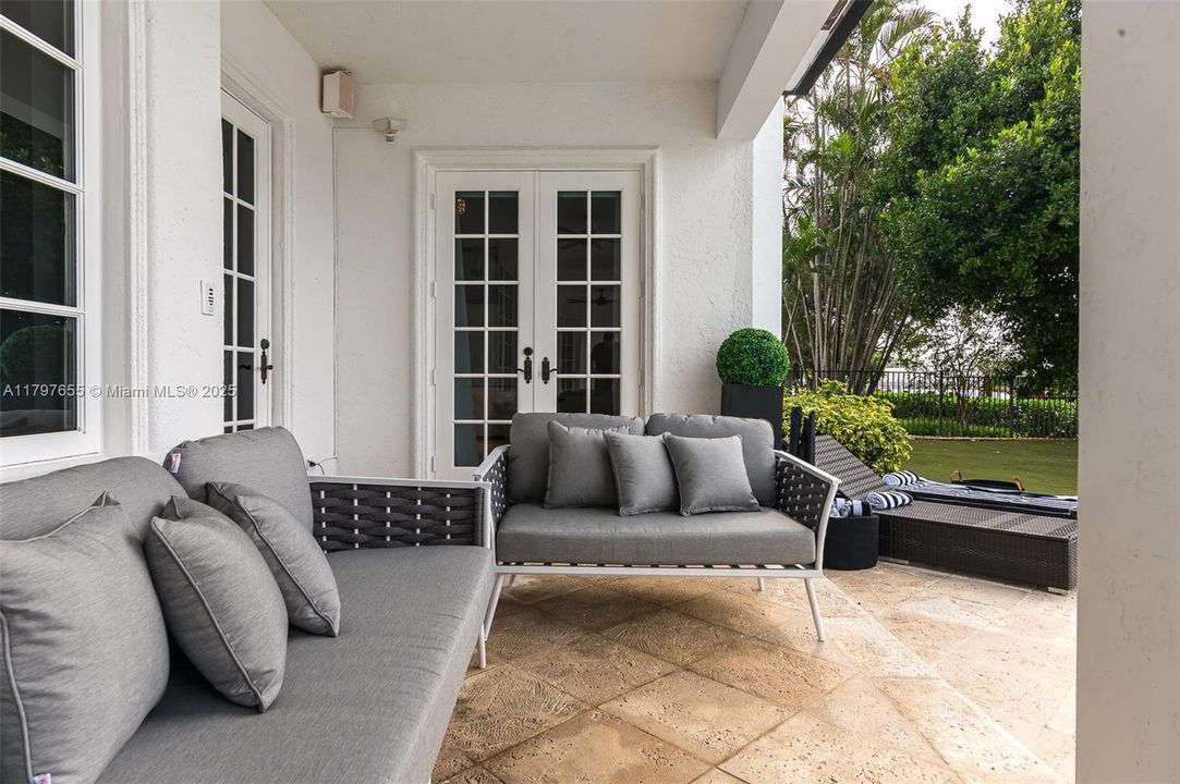 出租: $25,000 (7 贝兹, 7 浴室, 5807 平方英尺)