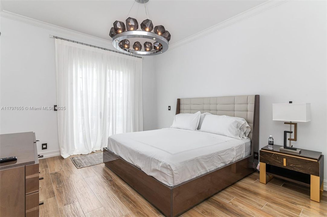 出租: $25,000 (7 贝兹, 7 浴室, 5807 平方英尺)