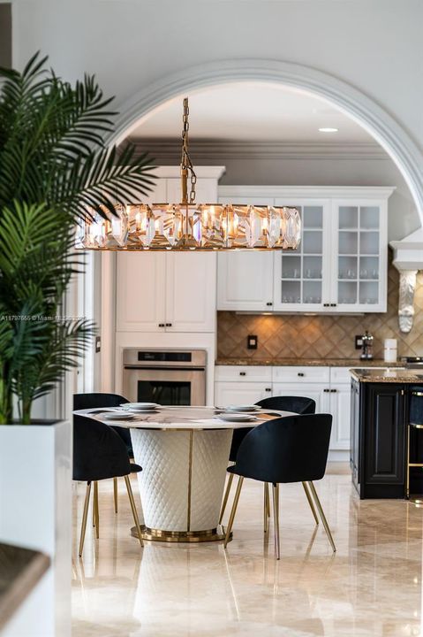 出租: $25,000 (7 贝兹, 7 浴室, 5807 平方英尺)