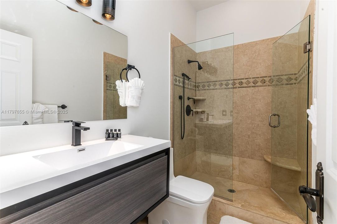 出租: $25,000 (7 贝兹, 7 浴室, 5807 平方英尺)