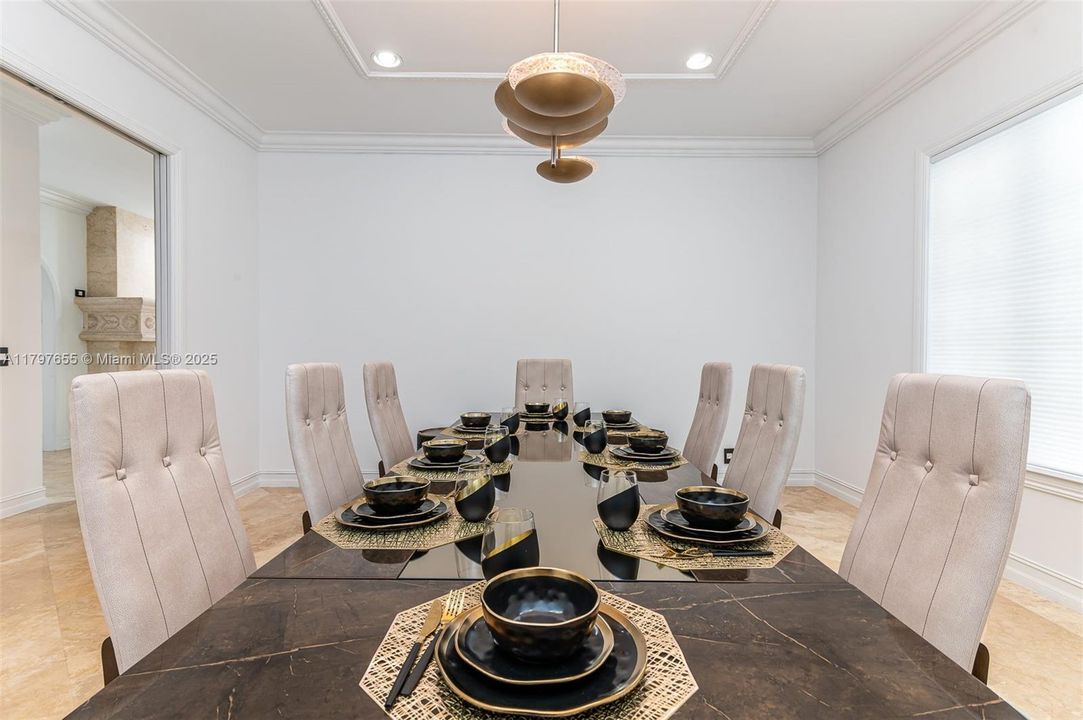 出租: $25,000 (7 贝兹, 7 浴室, 5807 平方英尺)