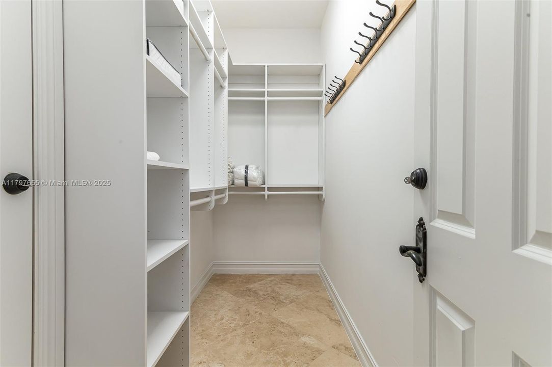 出租: $25,000 (7 贝兹, 7 浴室, 5807 平方英尺)