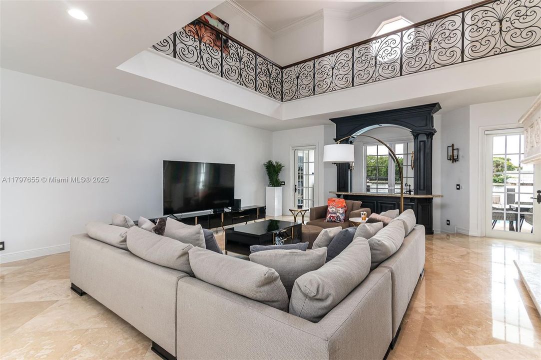 出租: $25,000 (7 贝兹, 7 浴室, 5807 平方英尺)