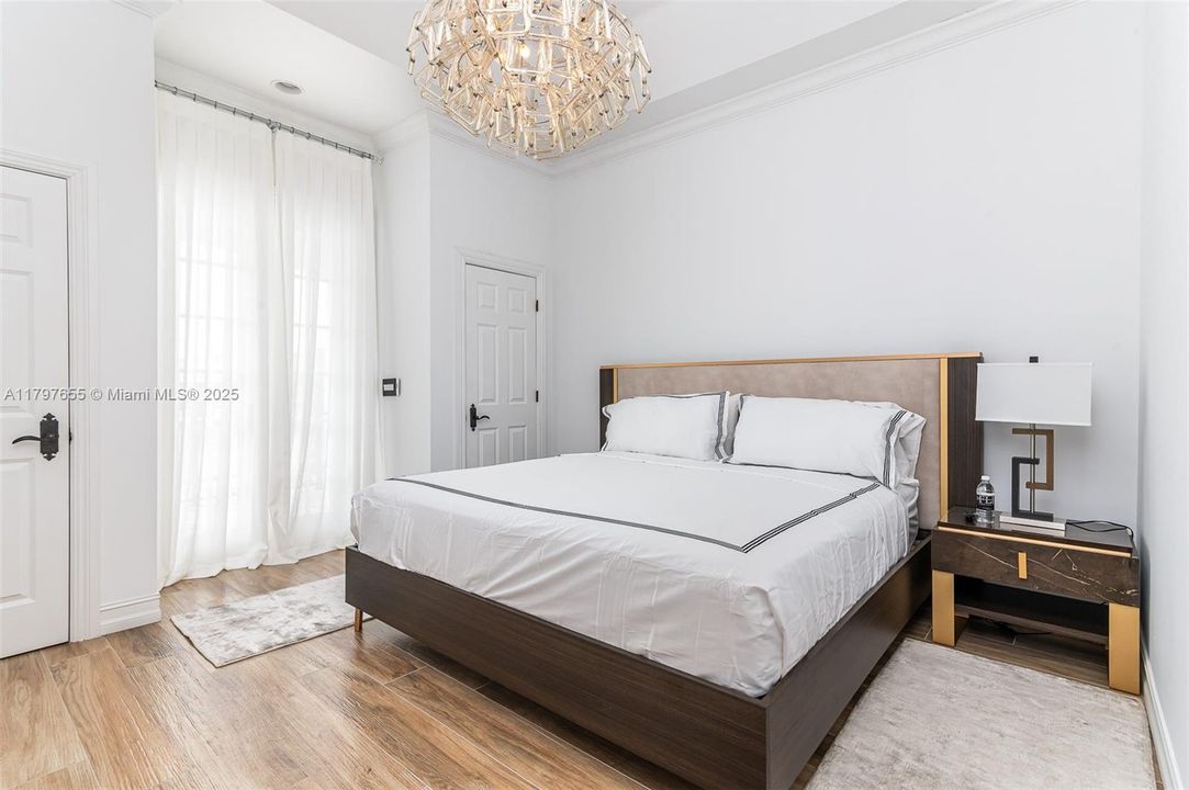 出租: $25,000 (7 贝兹, 7 浴室, 5807 平方英尺)