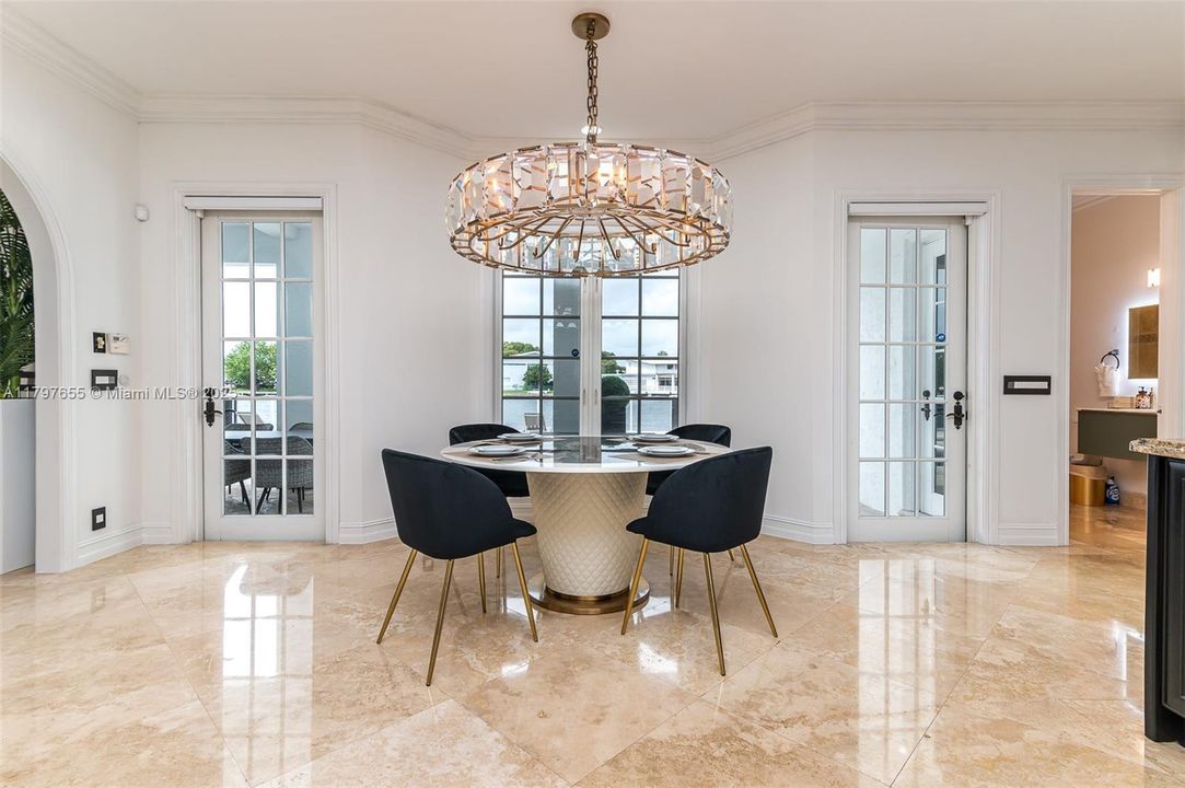 出租: $25,000 (7 贝兹, 7 浴室, 5807 平方英尺)