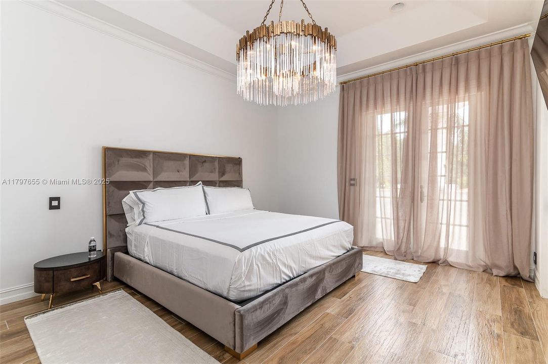 出租: $25,000 (7 贝兹, 7 浴室, 5807 平方英尺)