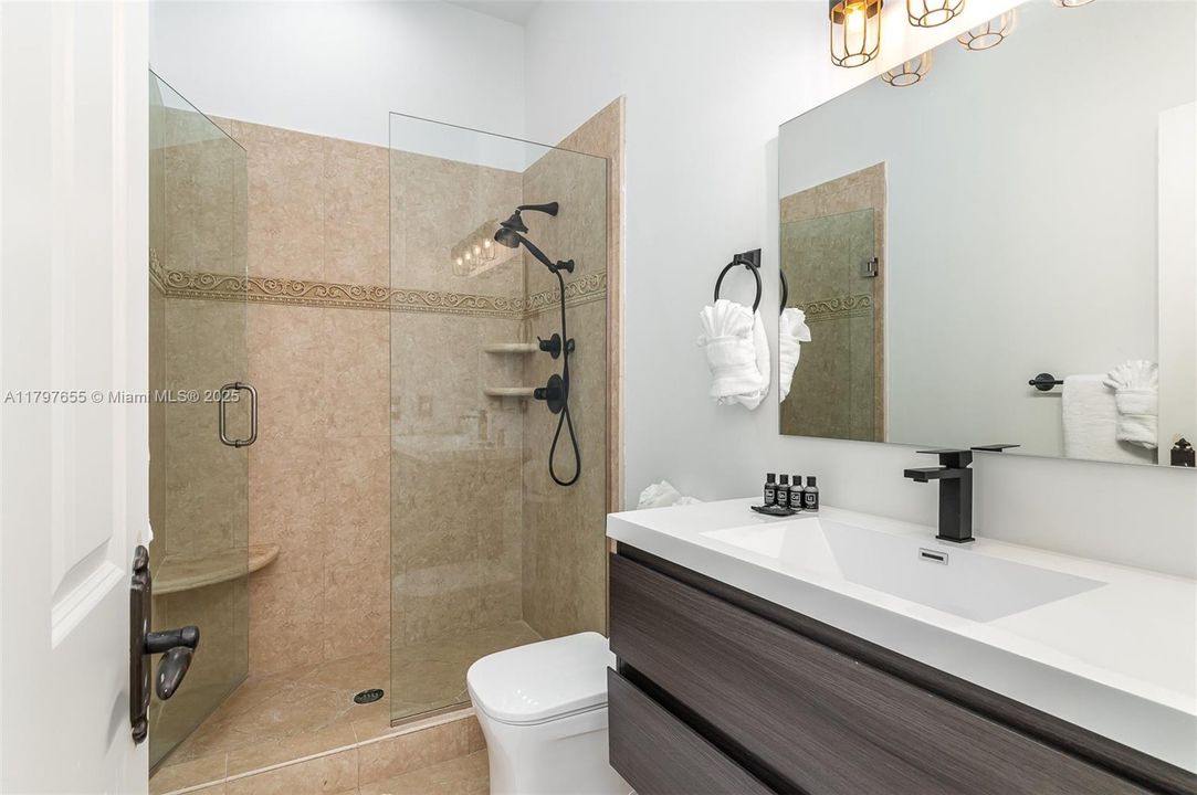 出租: $25,000 (7 贝兹, 7 浴室, 5807 平方英尺)