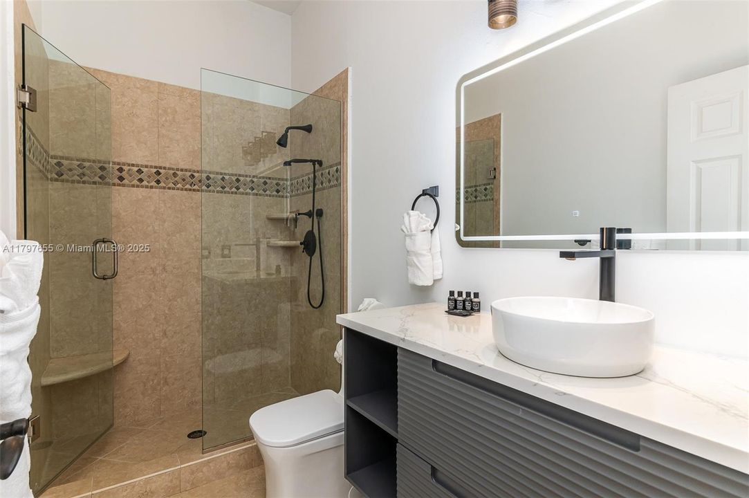 出租: $25,000 (7 贝兹, 7 浴室, 5807 平方英尺)