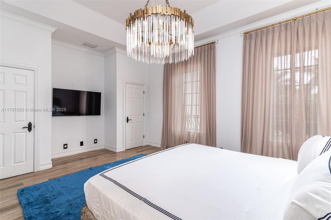 出租: $25,000 (7 贝兹, 7 浴室, 5807 平方英尺)