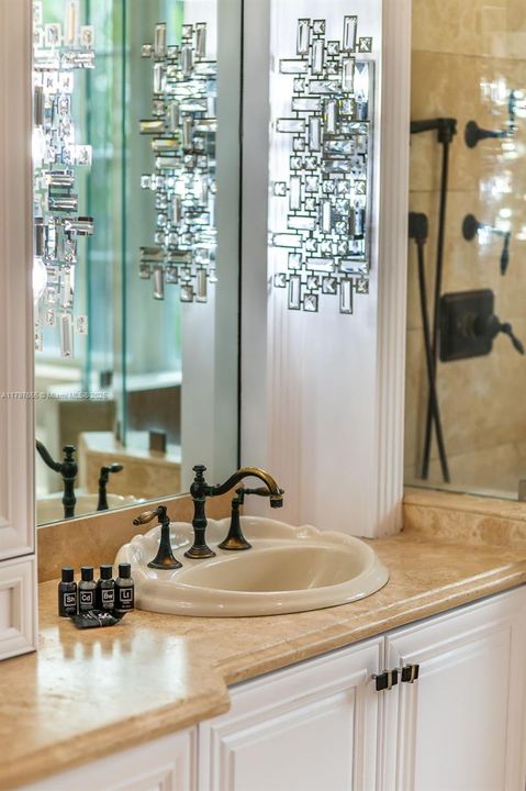 出租: $25,000 (7 贝兹, 7 浴室, 5807 平方英尺)