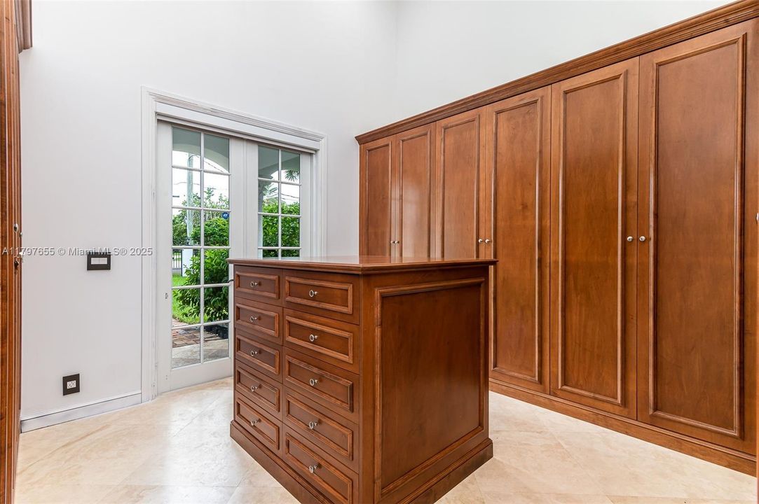 出租: $25,000 (7 贝兹, 7 浴室, 5807 平方英尺)