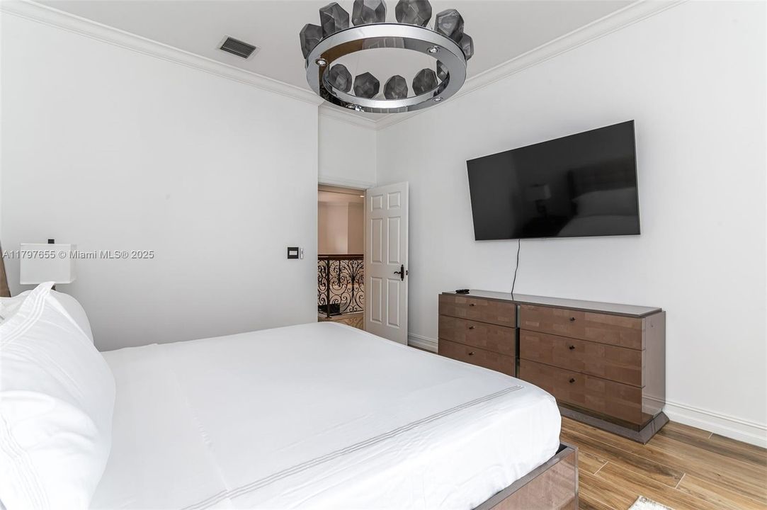 出租: $25,000 (7 贝兹, 7 浴室, 5807 平方英尺)