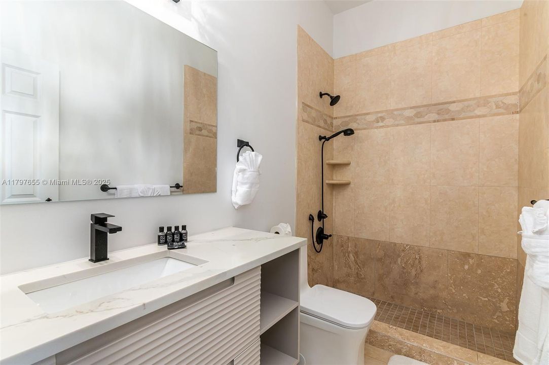 出租: $25,000 (7 贝兹, 7 浴室, 5807 平方英尺)