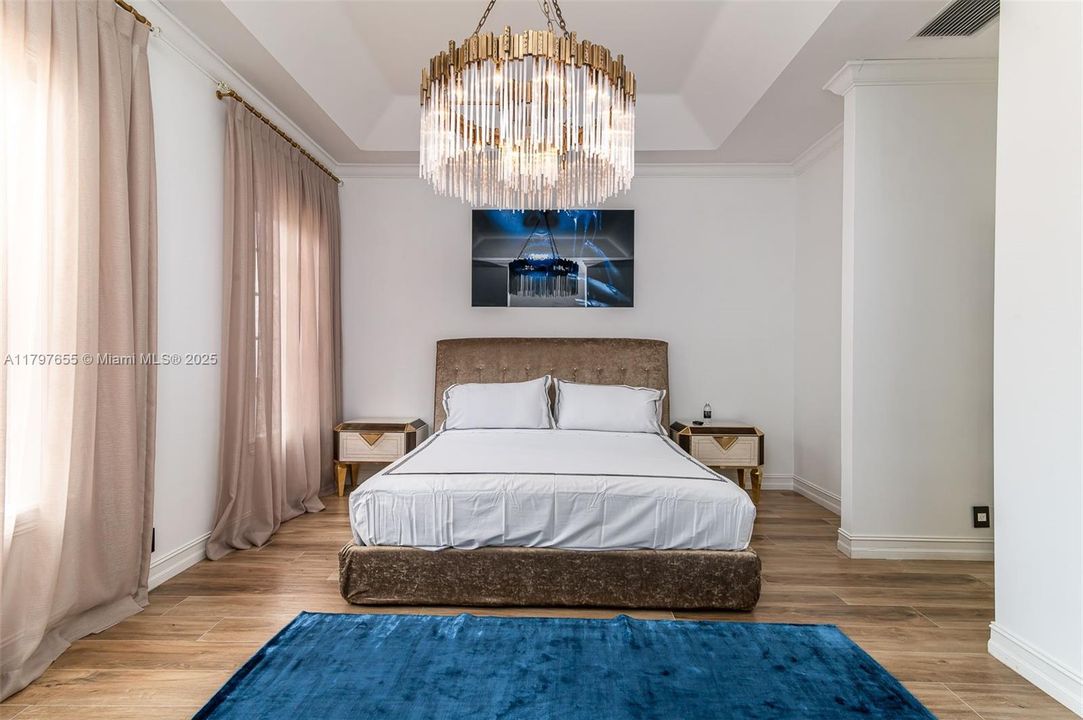 出租: $25,000 (7 贝兹, 7 浴室, 5807 平方英尺)