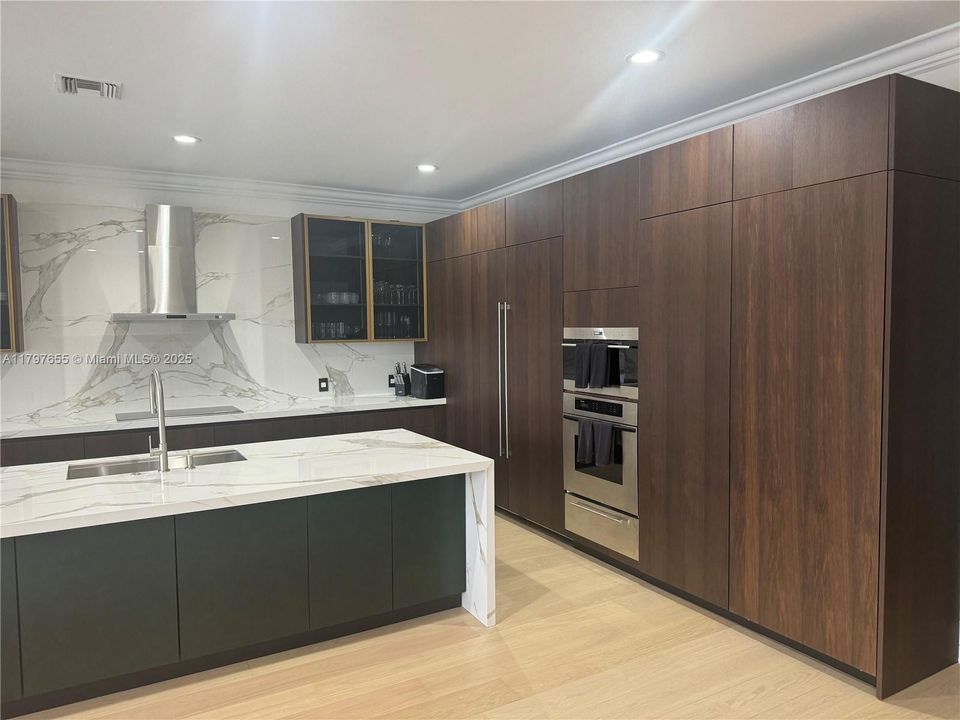 出租: $25,000 (7 贝兹, 7 浴室, 5807 平方英尺)