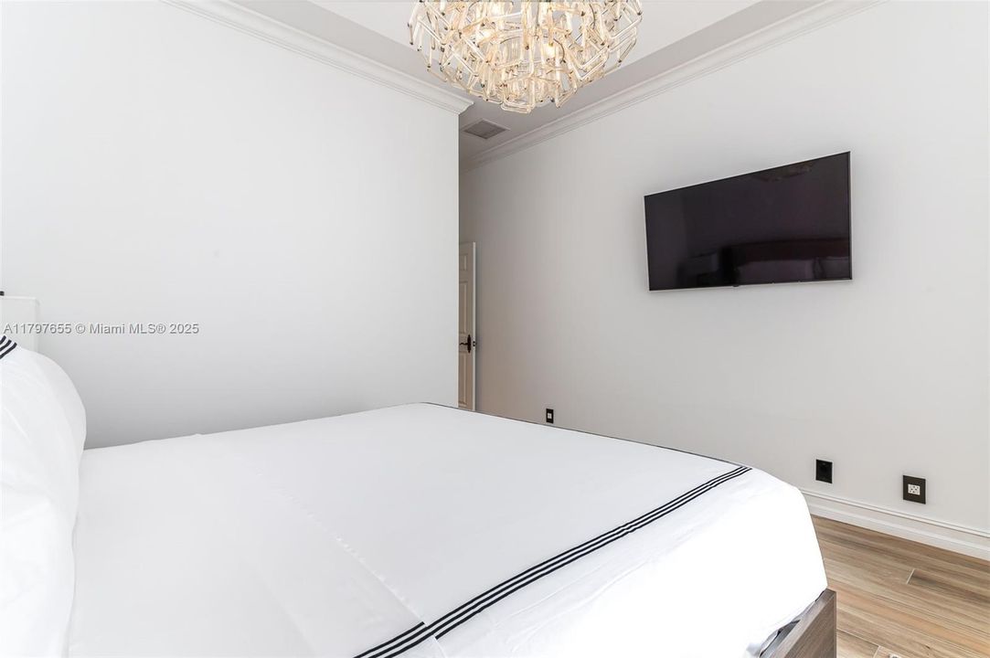 出租: $25,000 (7 贝兹, 7 浴室, 5807 平方英尺)