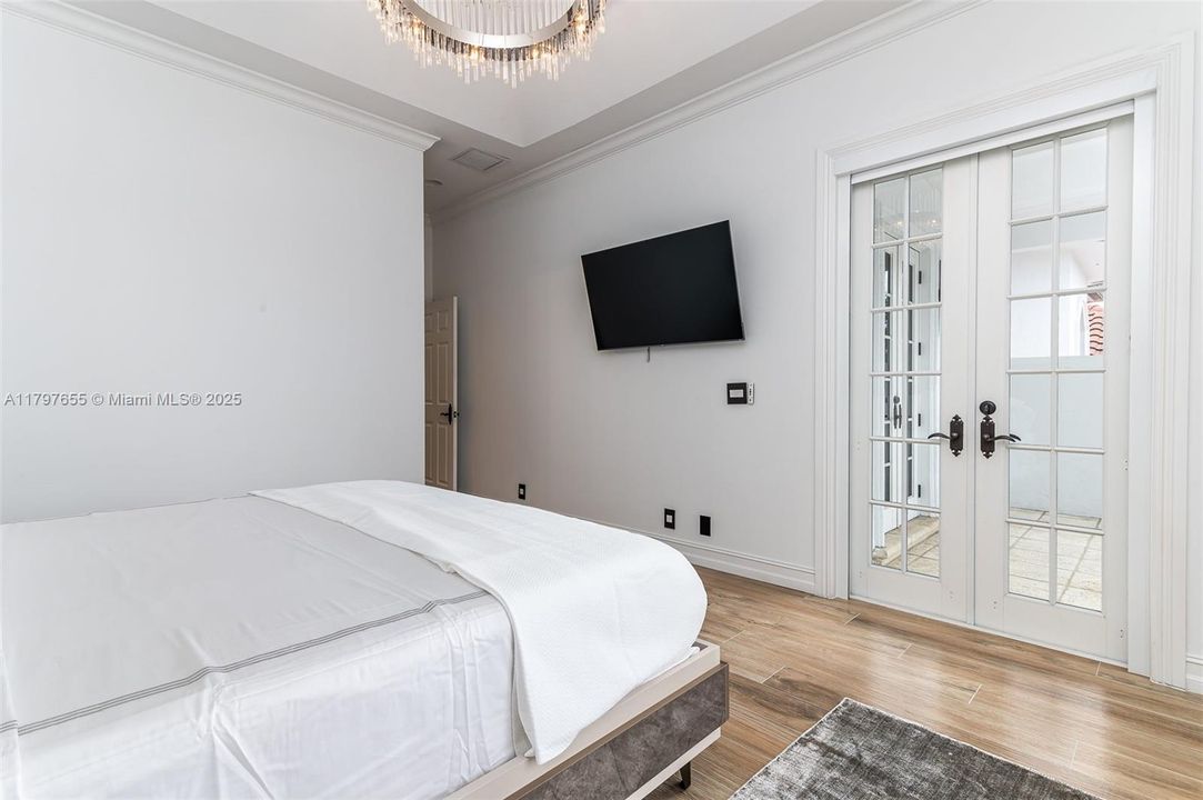 出租: $25,000 (7 贝兹, 7 浴室, 5807 平方英尺)