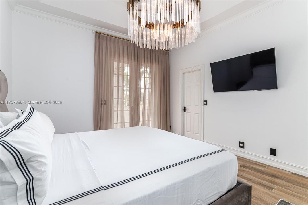 出租: $25,000 (7 贝兹, 7 浴室, 5807 平方英尺)