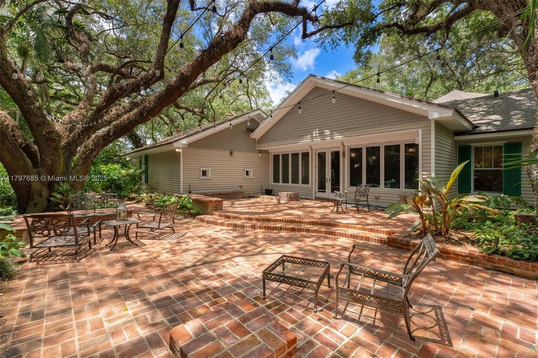 Active With Contract: $7,750,000 (5 beds, 4 baths, 4535 Square Feet)