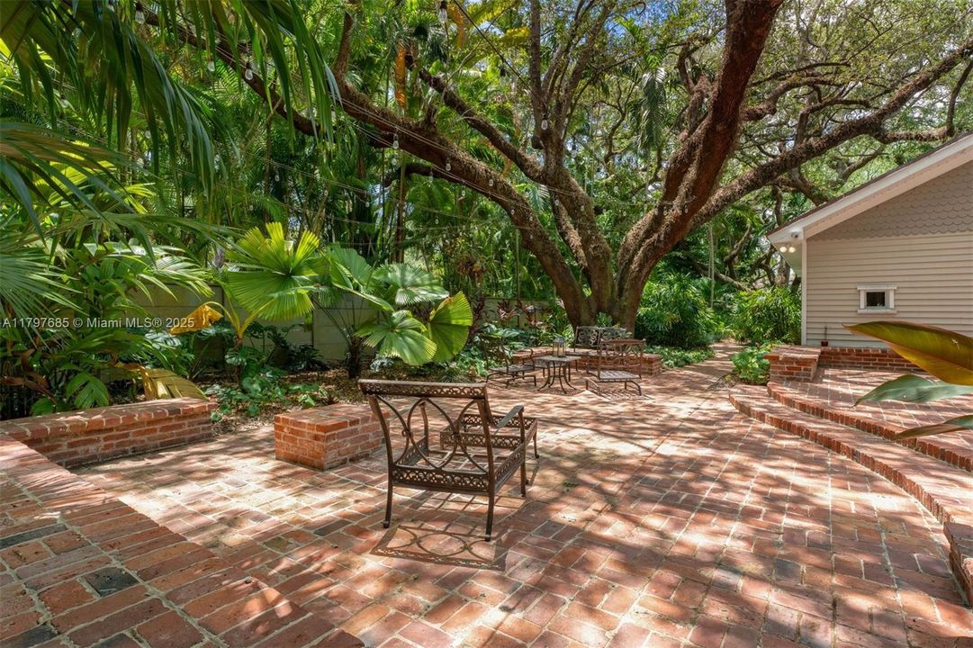 Active With Contract: $7,750,000 (5 beds, 4 baths, 4535 Square Feet)