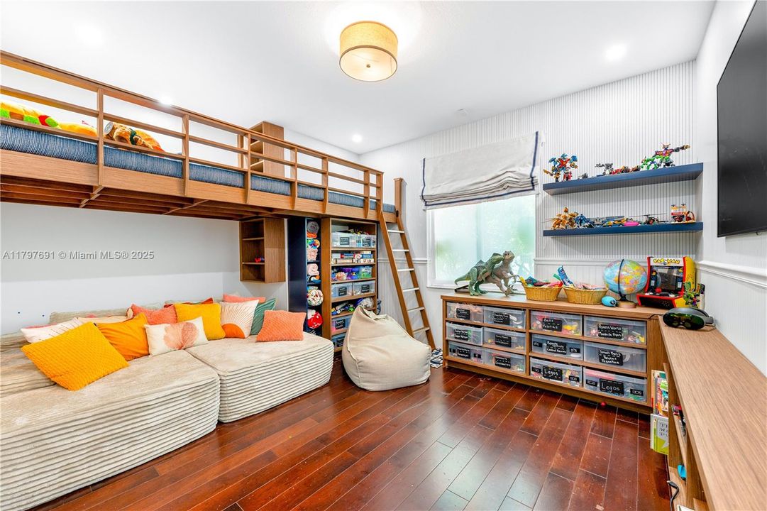 最近售出: $1,935,000 (5 贝兹, 4 浴室, 3765 平方英尺)