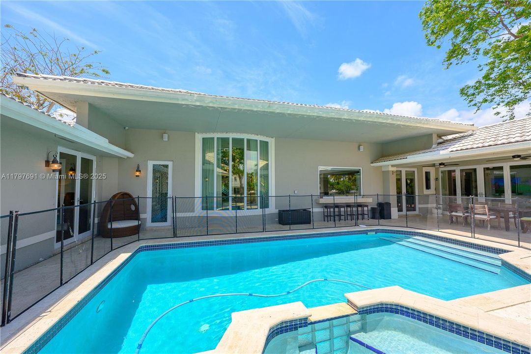 最近售出: $1,935,000 (5 贝兹, 4 浴室, 3765 平方英尺)