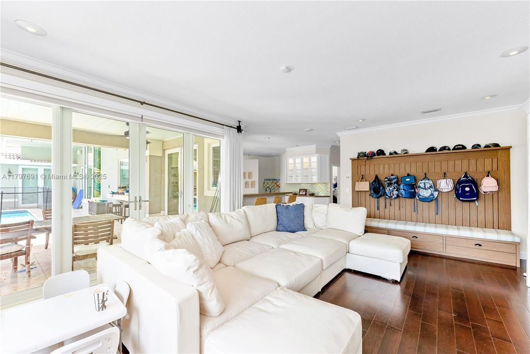 最近售出: $1,935,000 (5 贝兹, 4 浴室, 3765 平方英尺)