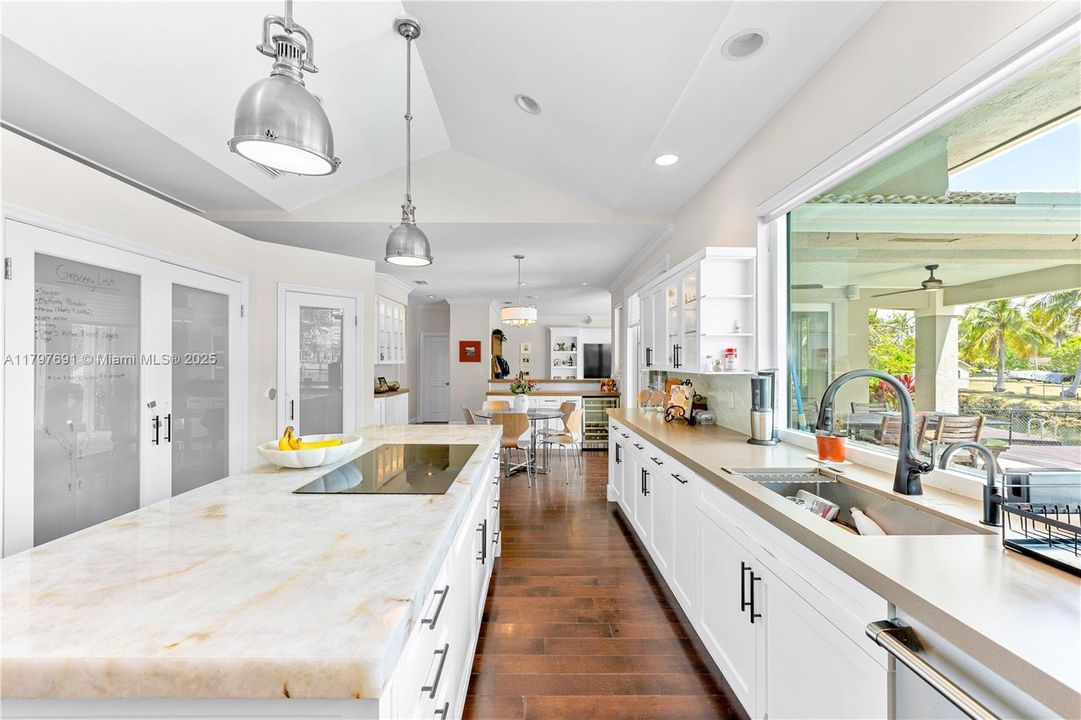 最近售出: $1,935,000 (5 贝兹, 4 浴室, 3765 平方英尺)