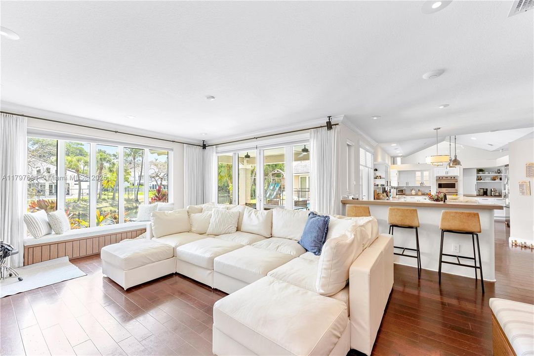 最近售出: $1,935,000 (5 贝兹, 4 浴室, 3765 平方英尺)