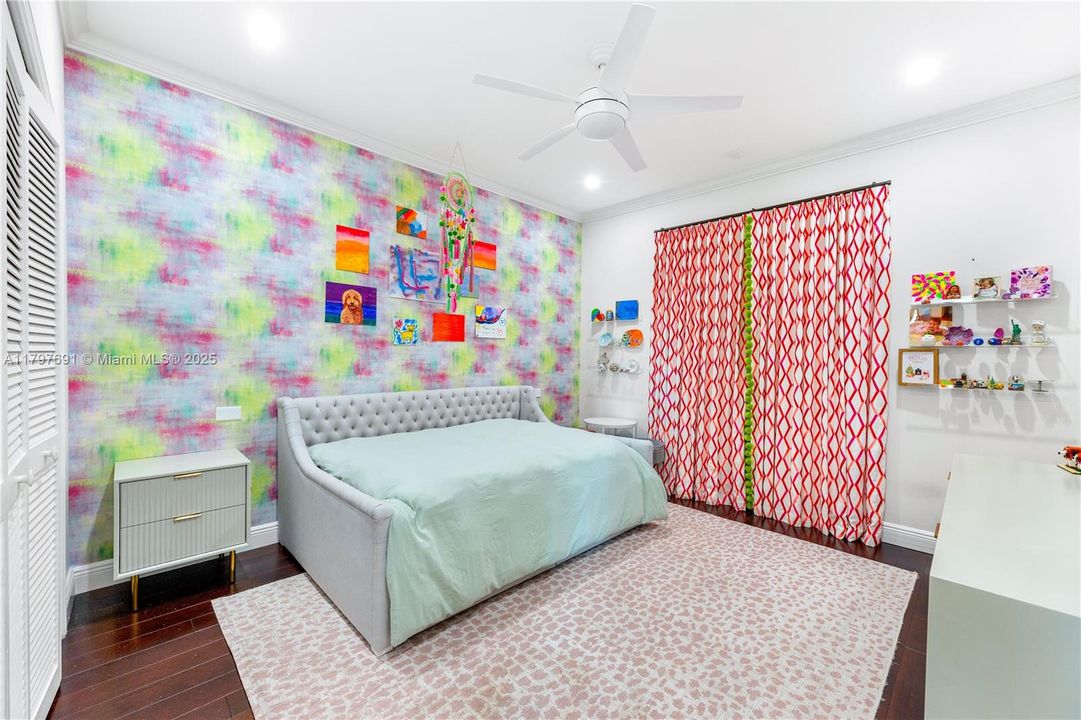 最近售出: $1,935,000 (5 贝兹, 4 浴室, 3765 平方英尺)